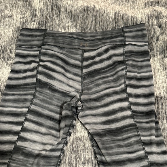 Under Armour Black and Gray Striped Leggings. EUC. - Picture 5 of 9